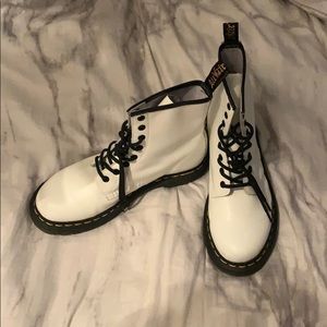 1460 SMOOTH WHITE & BLACK DOC MARTINS